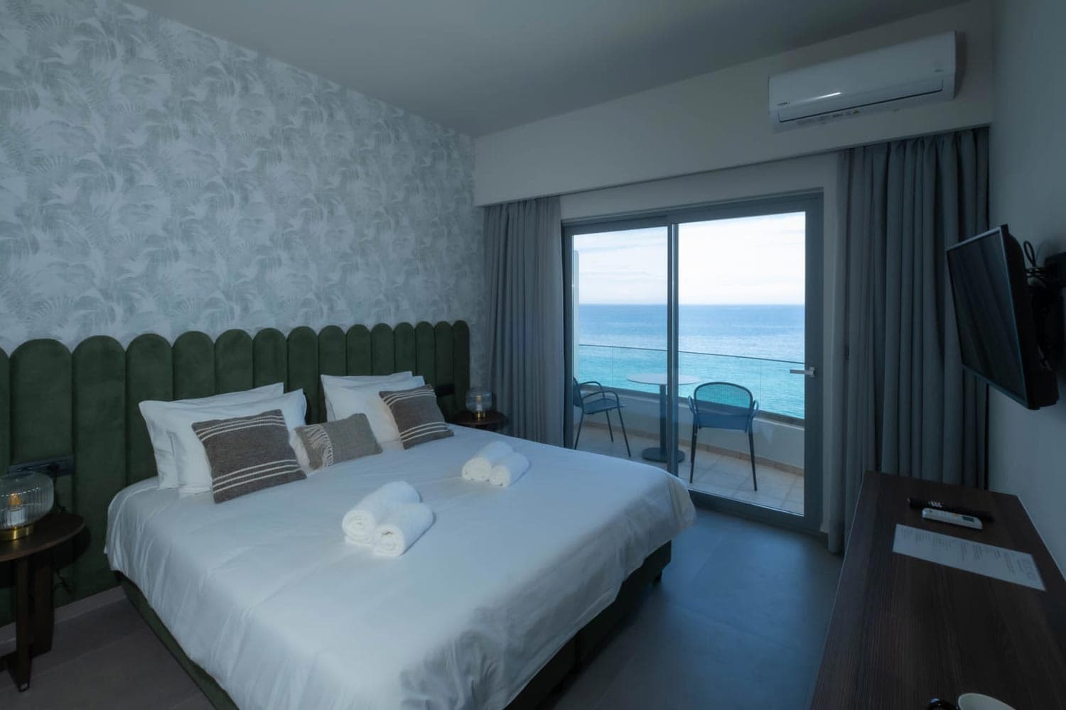 Double room with satellite TV and refrigerator at Mochlos Blue